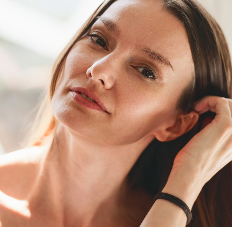 a close up of a woman